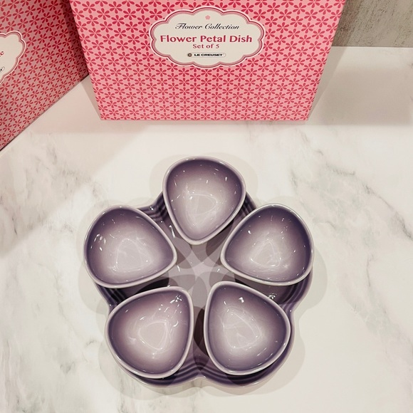 Le Creuset Dining Le Creuset Flower Petal Dish W Plate Poshmark